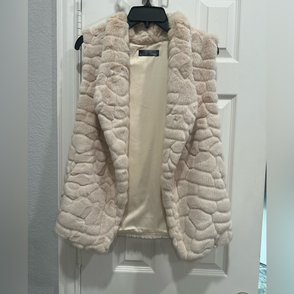 EUC, Women’s Ditzy Daizy faux fur vest, Champagne, Medium